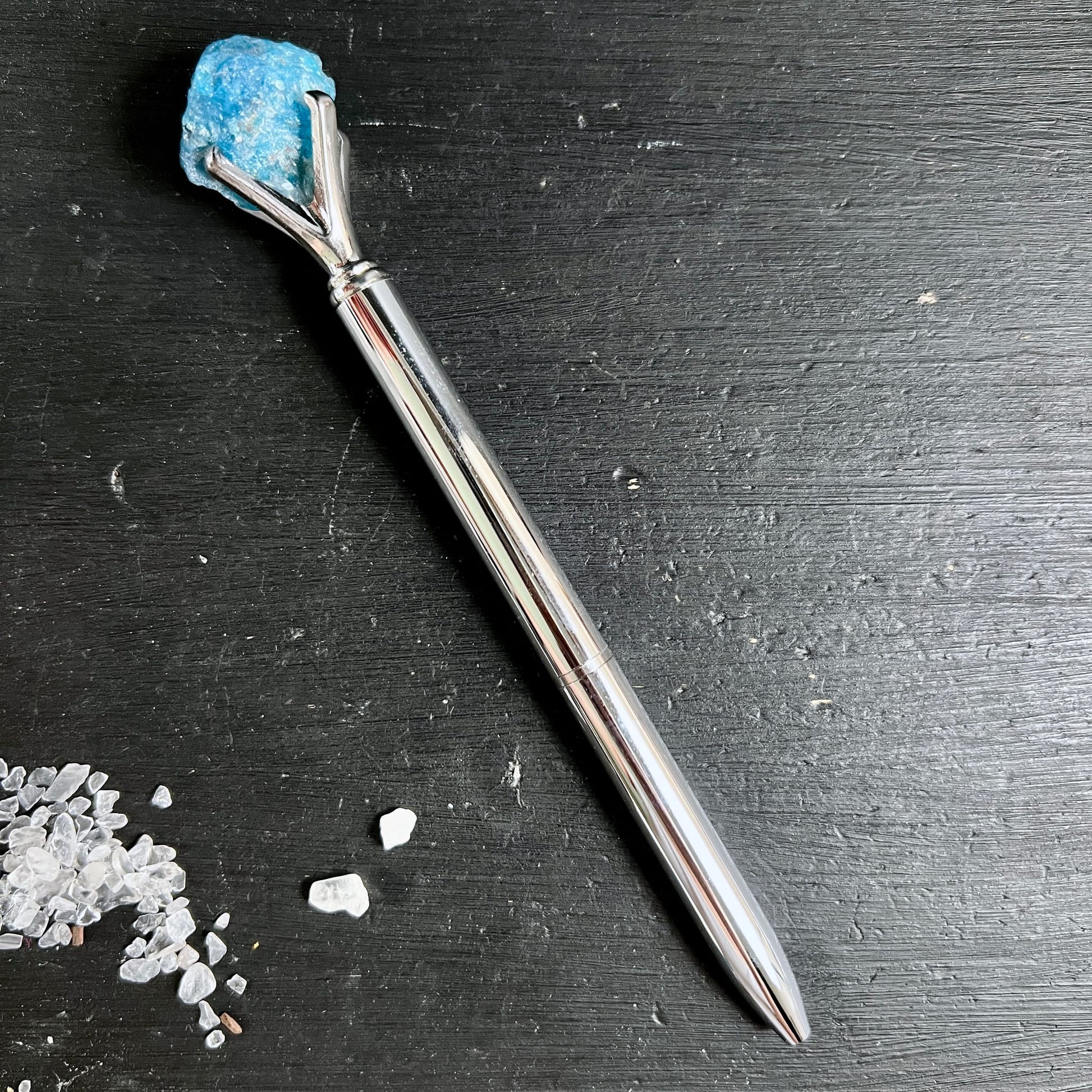 Silberner | Kugelschreiber | mit | blauem | Apatit-Rohstein | freigestellt | Happy Minerals