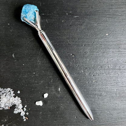 Silberner | Kugelschreiber | mit | blauem | Apatit-Rohstein | freigestellt | Happy Minerals