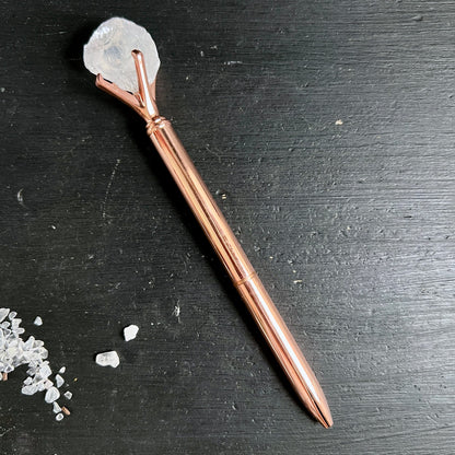 Roségoldener | Kugelschreiber | mit | klarem | Bergkristall-Rohstein | freigestellt | Happy Minerals