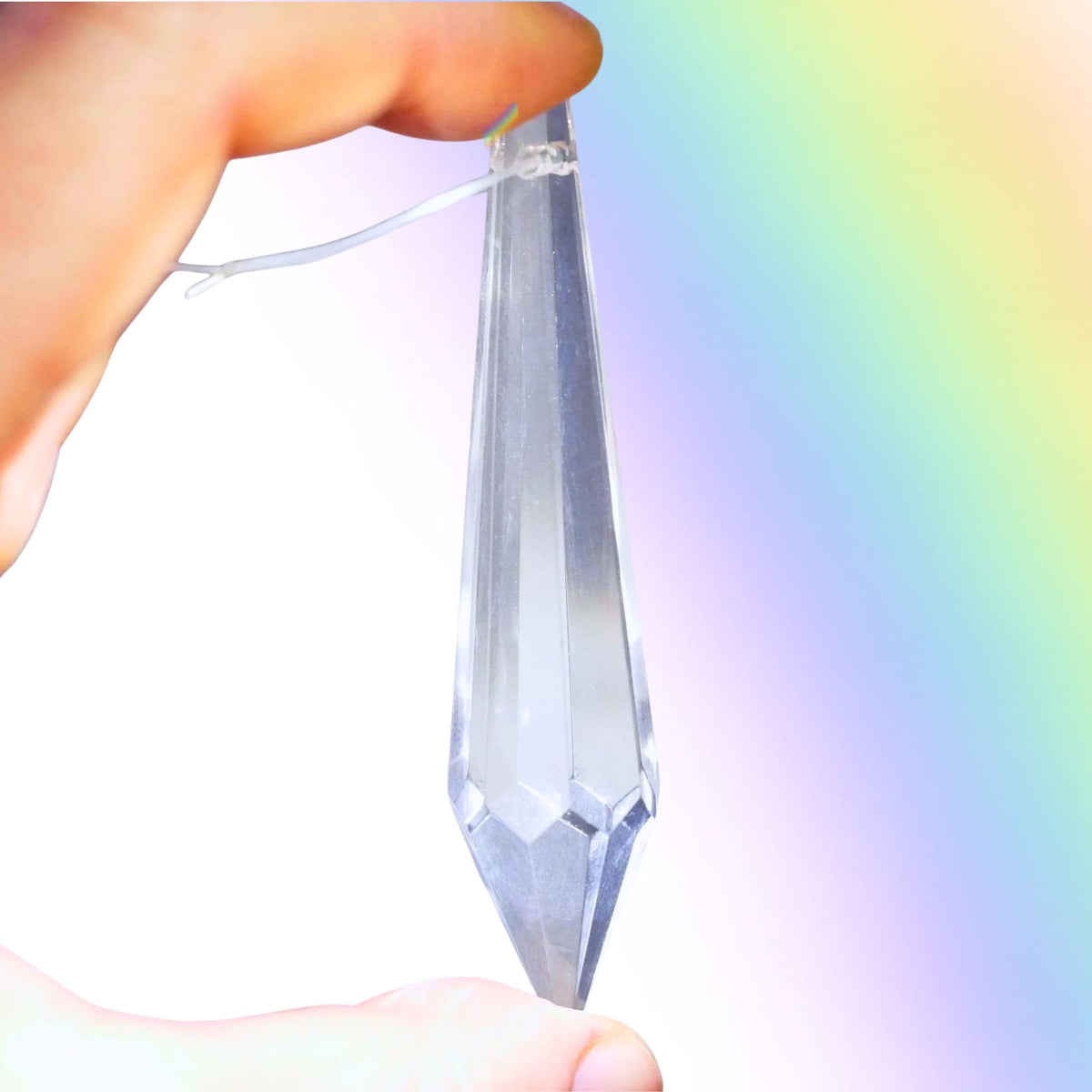 Hand hält | zarten Kristall-Tropfen | transparent glänzend | vor Regenbogen-Licht | Happy Minerals | Variante 3