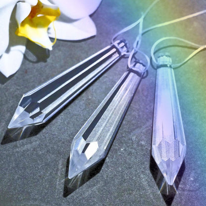Drei glitzernde | Kristall-Tropfen | neben weißer Orchidee | zarte Komposition | Happy Minerals | Variante 5