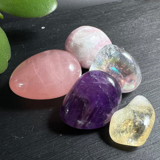 Kristall Trommelsteine Nahaufnahme | samtiger Rosenquarz | violetter Amethyst | Happy Minerals Kollektion