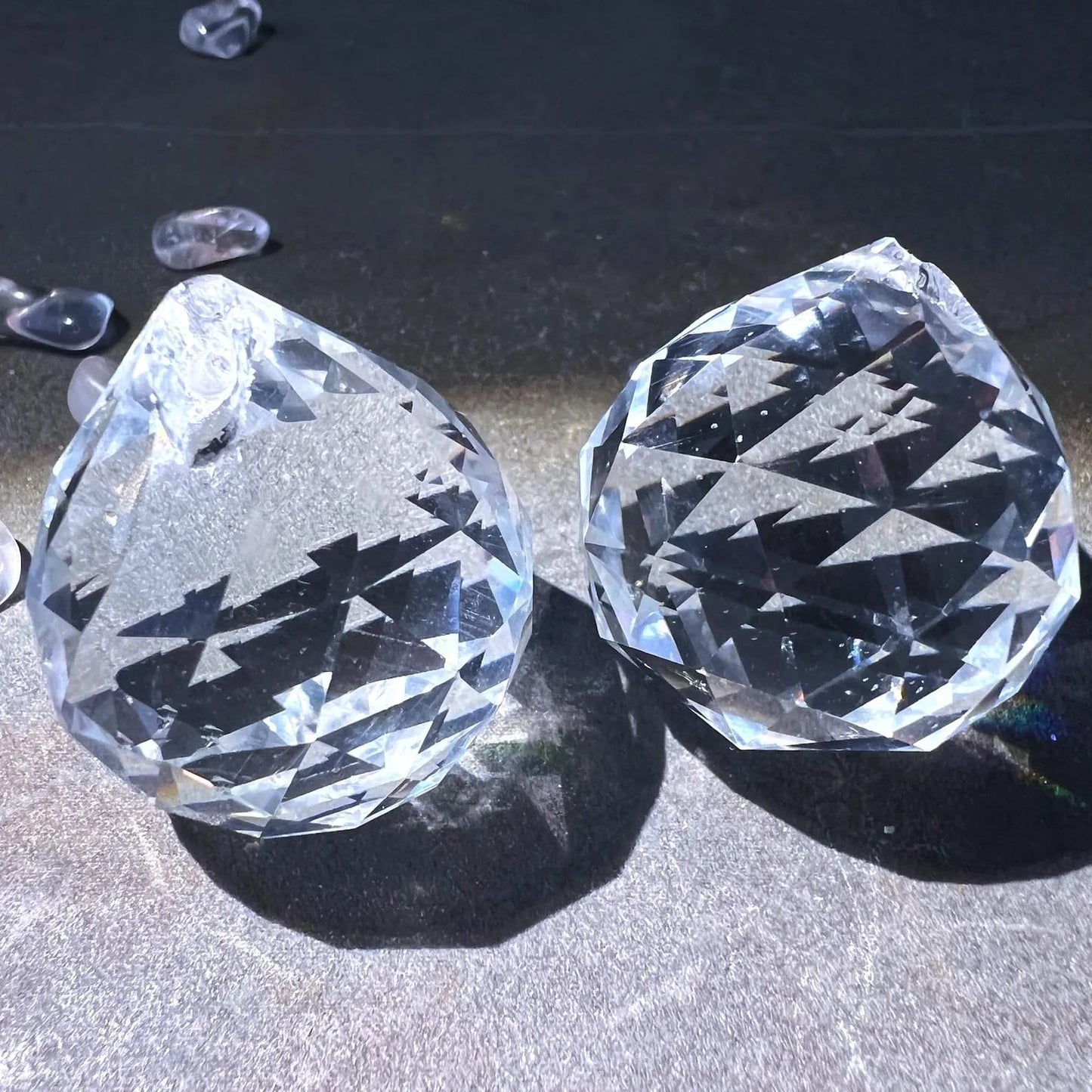 Zwei Prismakugeln | funkelnde Facetten | Glaskristall Nahaufnahme | Happy Minerals | Variante B
