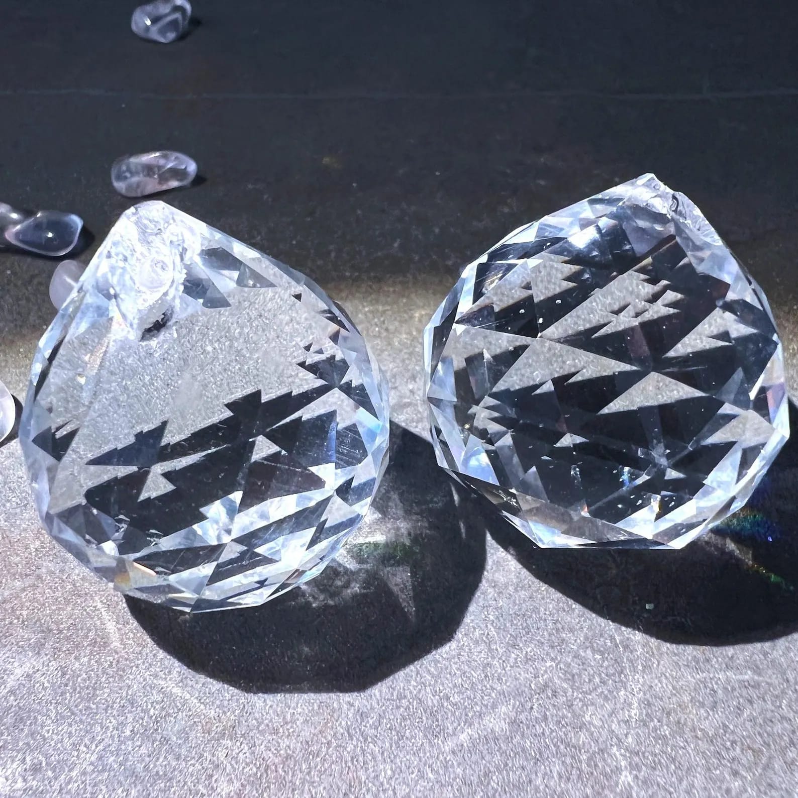Zwei Prismakugeln | funkelnde Facetten | Glaskristall Nahaufnahme | Happy Minerals | Variante B