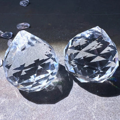 Zwei Prismakugeln | funkelnde Facetten | Glaskristall Nahaufnahme | Happy Minerals | Variante B