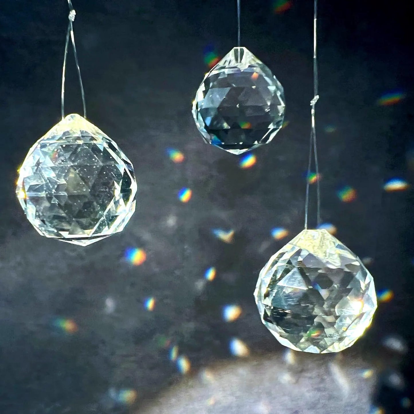 Drei hängende Prismakugeln | Regenbogenreflexe | funkelndes Sonnenlicht | Happy Minerals | Variante F