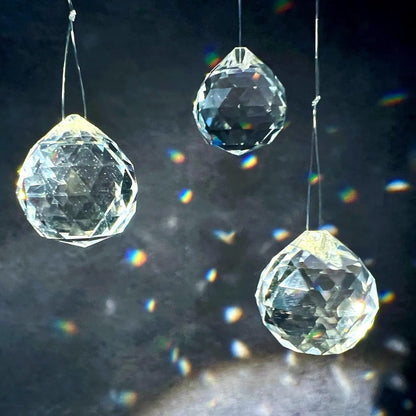 Drei hängende Prismakugeln | Regenbogenreflexe | funkelndes Sonnenlicht | Happy Minerals | Variante F