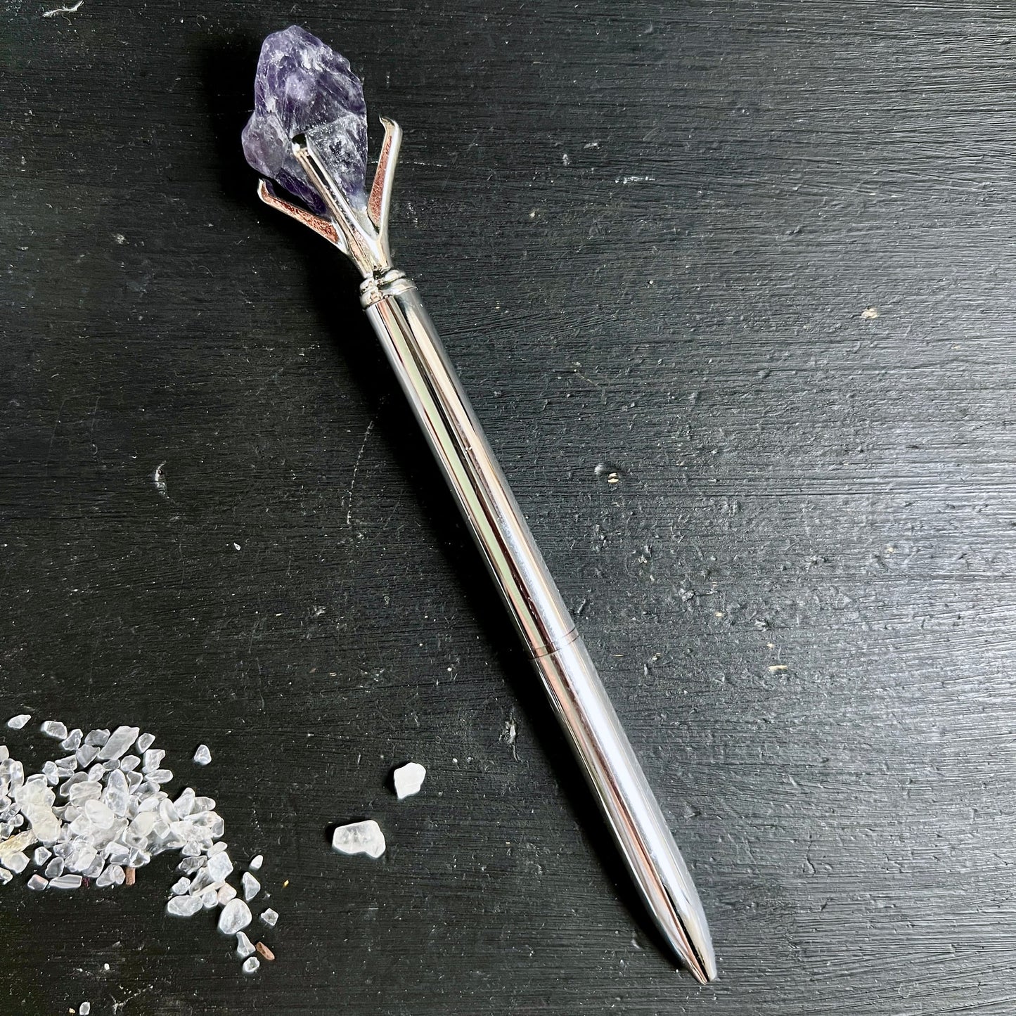 Silberner Kugelschreiber mit rohem violettem Amethyst-Kristall in Krallenfassung als Clip | Happy Minerals