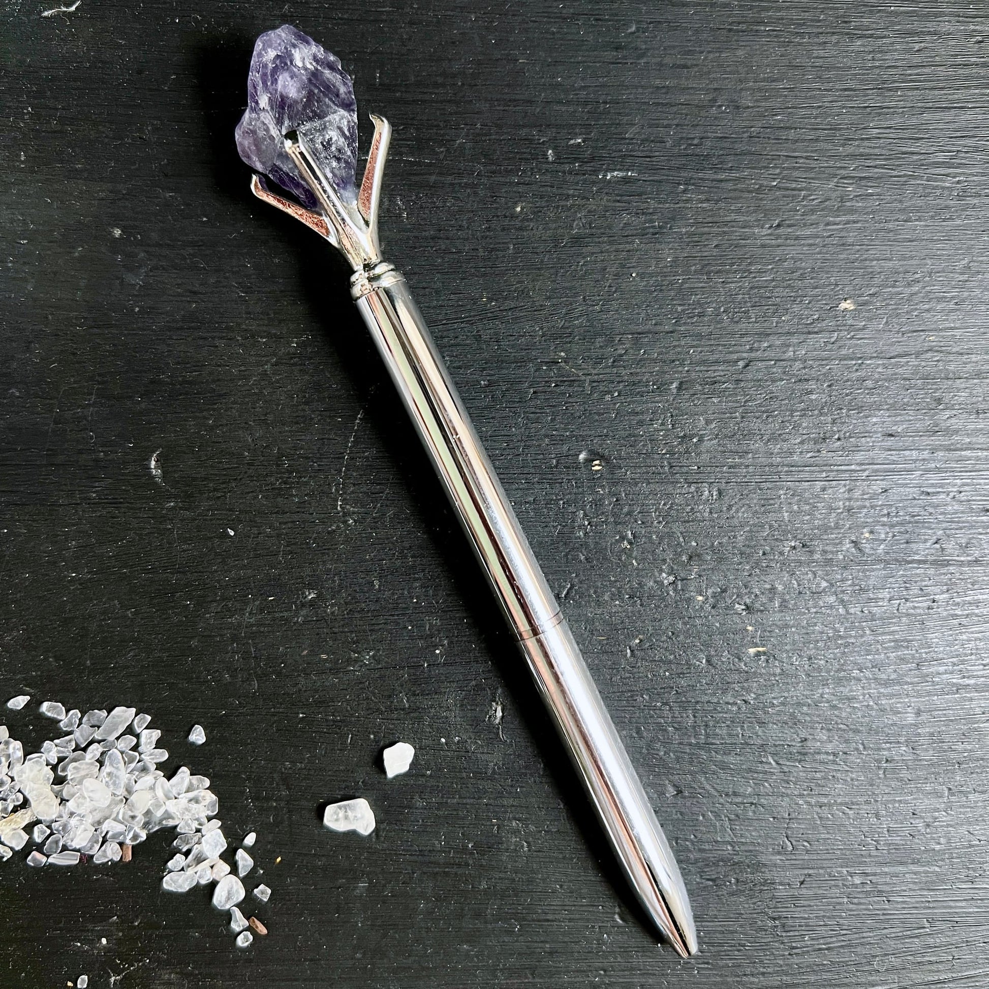 Silberner Kugelschreiber mit rohem violettem Amethyst-Kristall in Krallenfassung als Clip | Happy Minerals