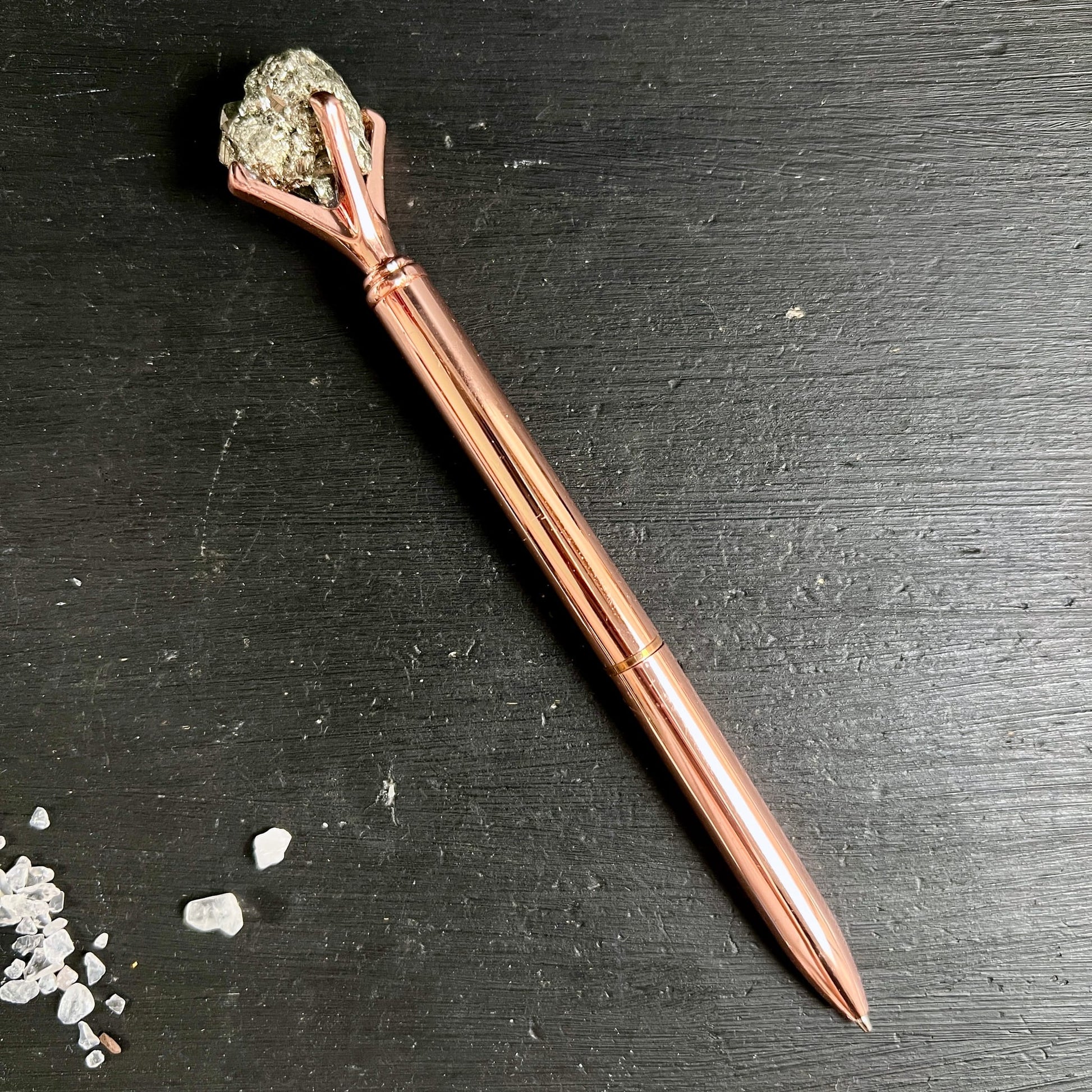 Roségoldener Kugelschreiber mit rohem Pyrit-Kristall in klauenartiger Fassung, metallisch glänzend | Happy Minerals