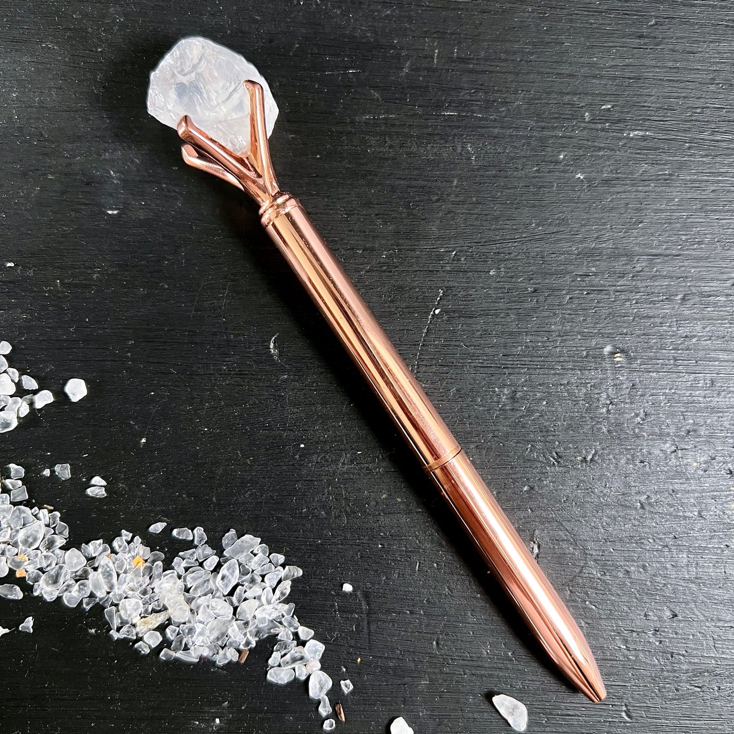 Kugelschreiber roségold mit rohem weiss-transparentem Bergkristall in Krallenfassung | Happy Minerals