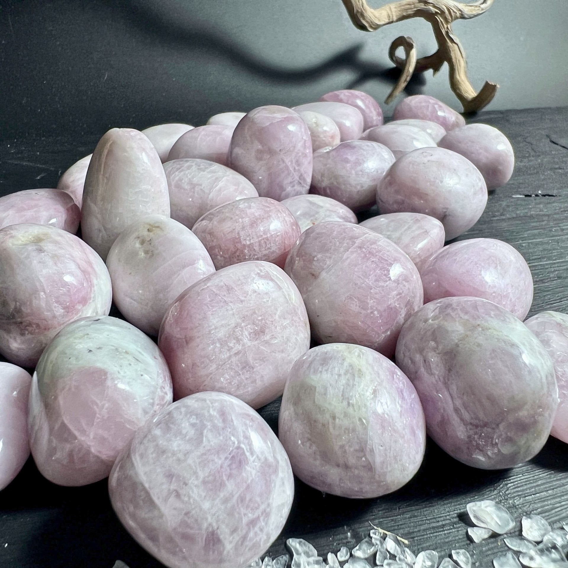 Polierter rosa Spodumen Kunzit Stein mit seidiger Oberfläche | Happy Minerals