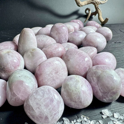 Polierter rosa Spodumen Kunzit Stein mit seidiger Oberfläche | Happy Minerals