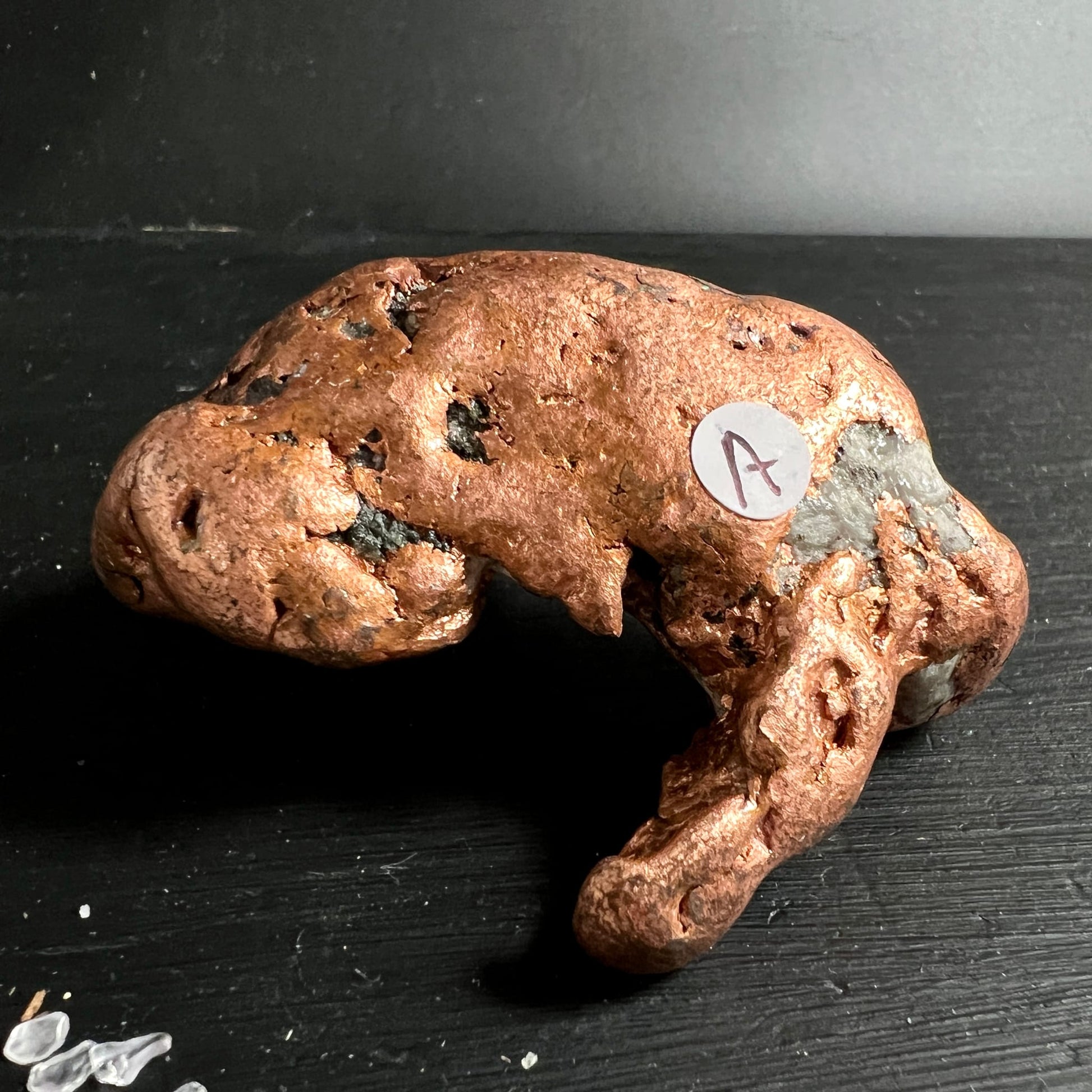 Gediegenes Kupfer Nugget Variante A | rotgoldene Oberfläche | Quarzeinschluss | Happy Minerals