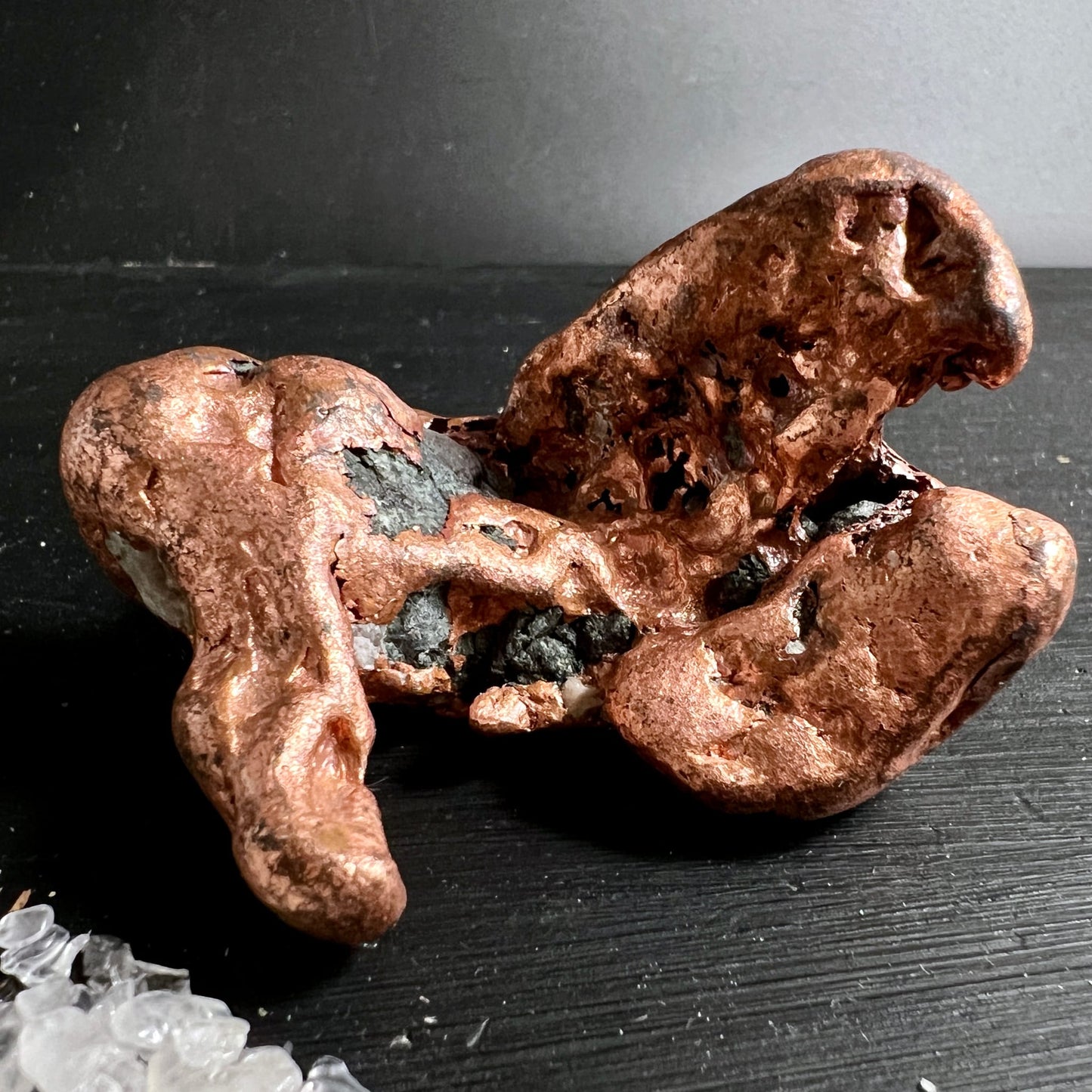 Kupfer-Nugget Variante A | Rückseite mit Quarzader | metallisch glänzende Struktur | Happy Minerals
