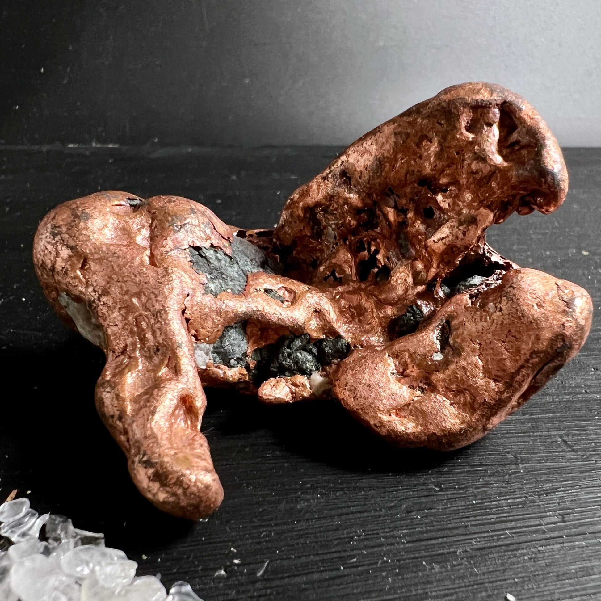 Kupfer-Nugget Variante A | Rückseite mit Quarzader | metallisch glänzende Struktur | Happy Minerals