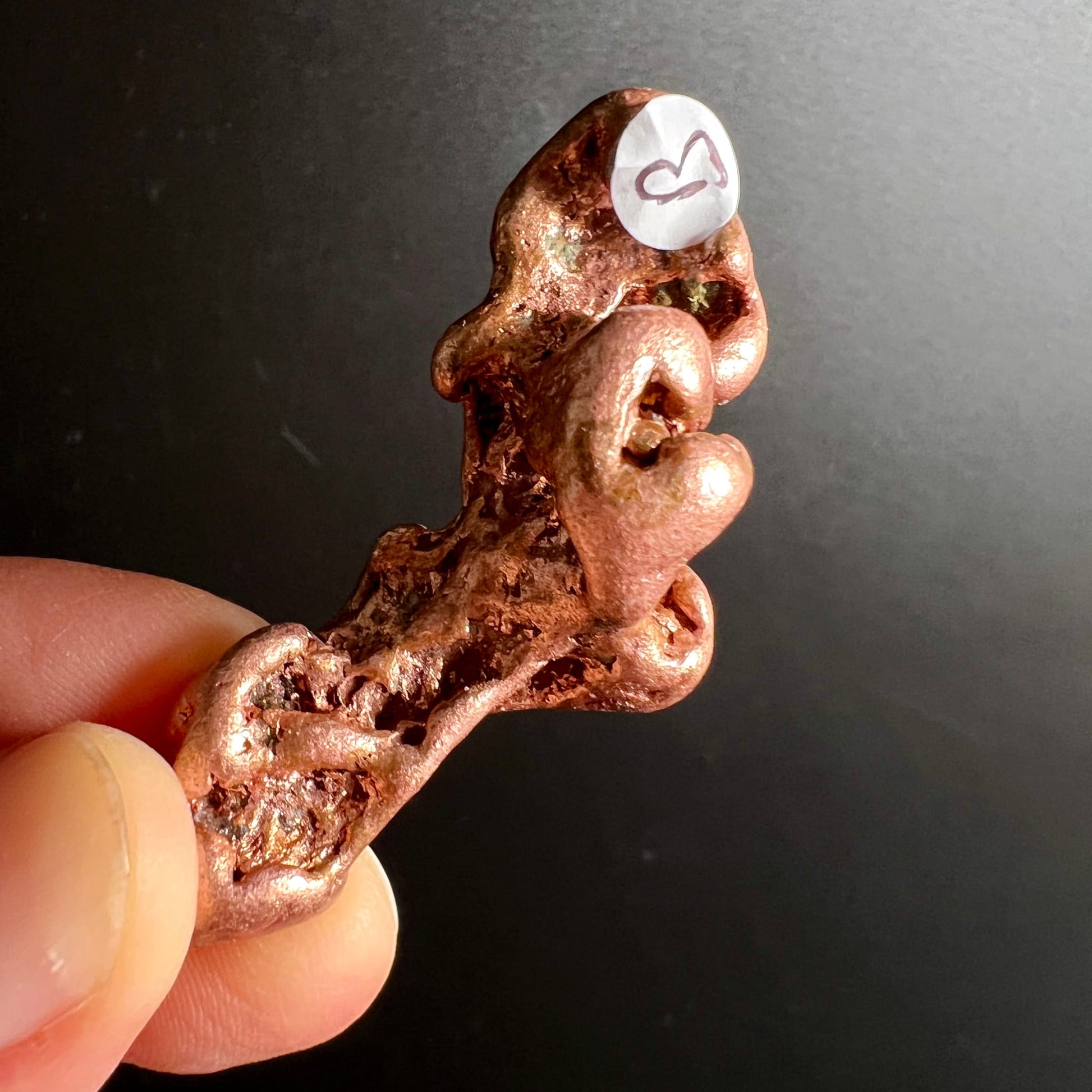 Kupfer-Nugget Variante B in der Hand | detailreiche Oberflächenstruktur | Happy Minerals