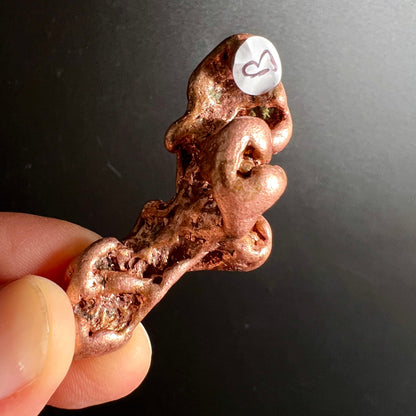 Kupfer-Nugget Variante B in der Hand | detailreiche Oberflächenstruktur | Happy Minerals