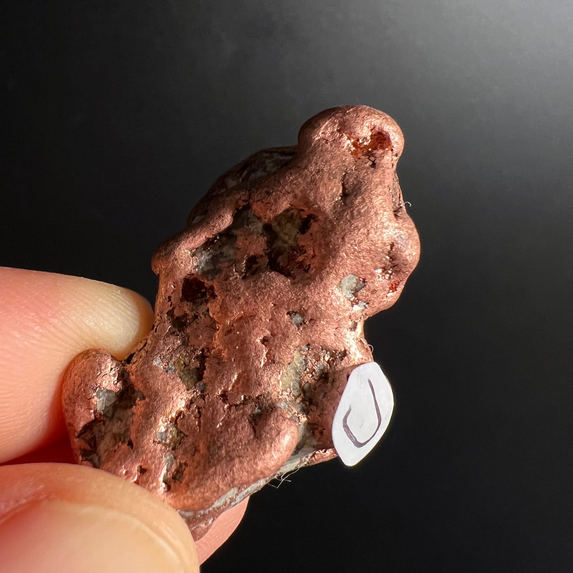 Kupfer-Nugget Variante D in der Hand | schlanke Form | edler Kupferton | Happy Minerals