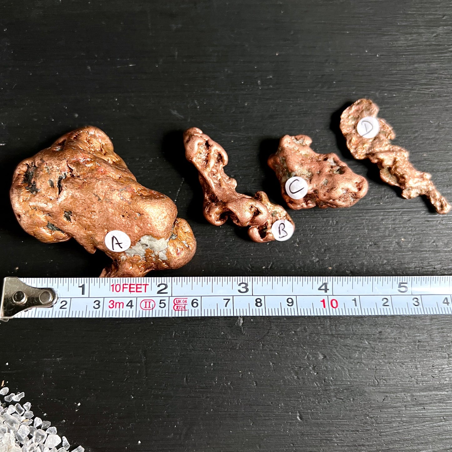 Vier glänzende Kupfer-Nuggets | Keweenaw Michigan | Größenvergleich mit Maßband | Happy Minerals