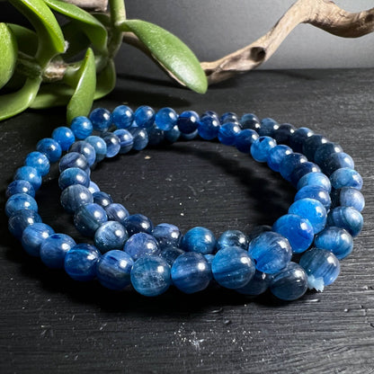 Blaue Kyanit Armbänder von oben auf dunklem Untergrund
