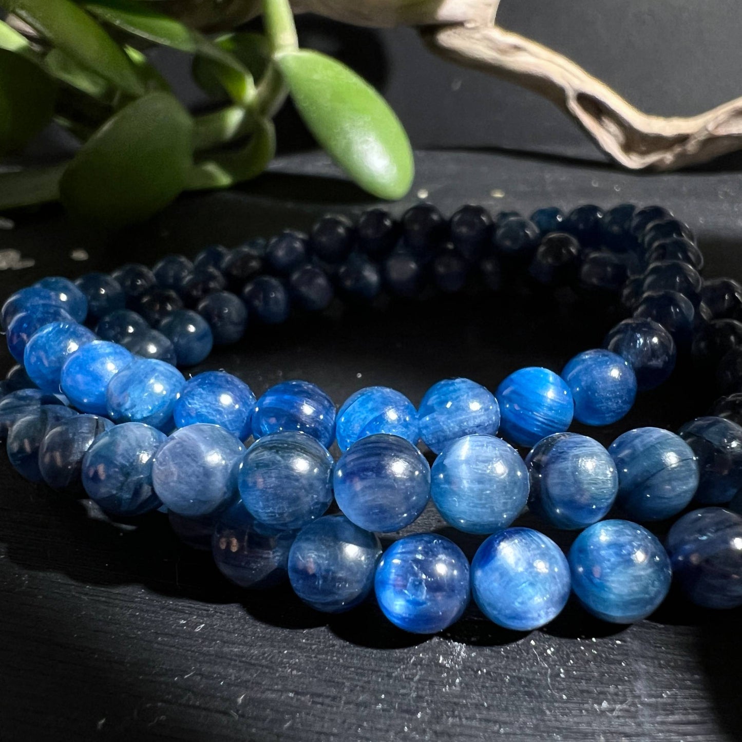 Nahaufnahme blauer Kyanit Perlen mit seidigem Schimmer