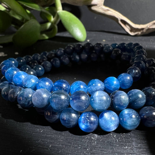 Nahaufnahme blauer Kyanit Perlen mit seidigem Schimmer