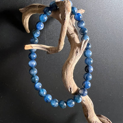 Kyanit Armband elegant drapiert auf Treibholz