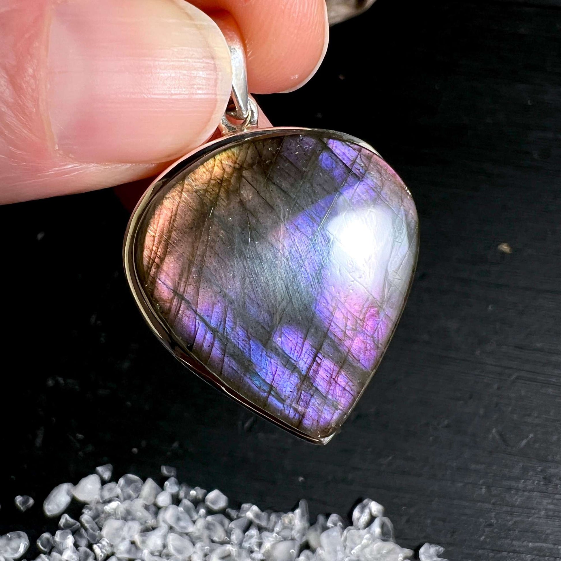 Labradorit Anhänger 46mm mit lila-blau-orangefarbenem Flash in 925 Silber | Happy Minerals