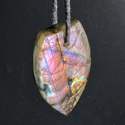 Labradorit Anhänger Blattform mit violett-rosafarbenem Schimmer, orange-goldenen und blauen Lichtreflexen, polierte Oberfläche | Happy Minerals