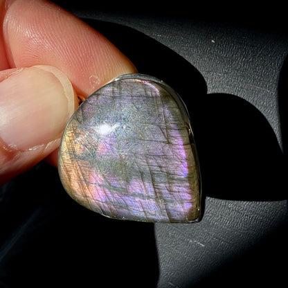 Labradorit Anhänger Unikat mit farbenreichem Schimmer | Happy Minerals