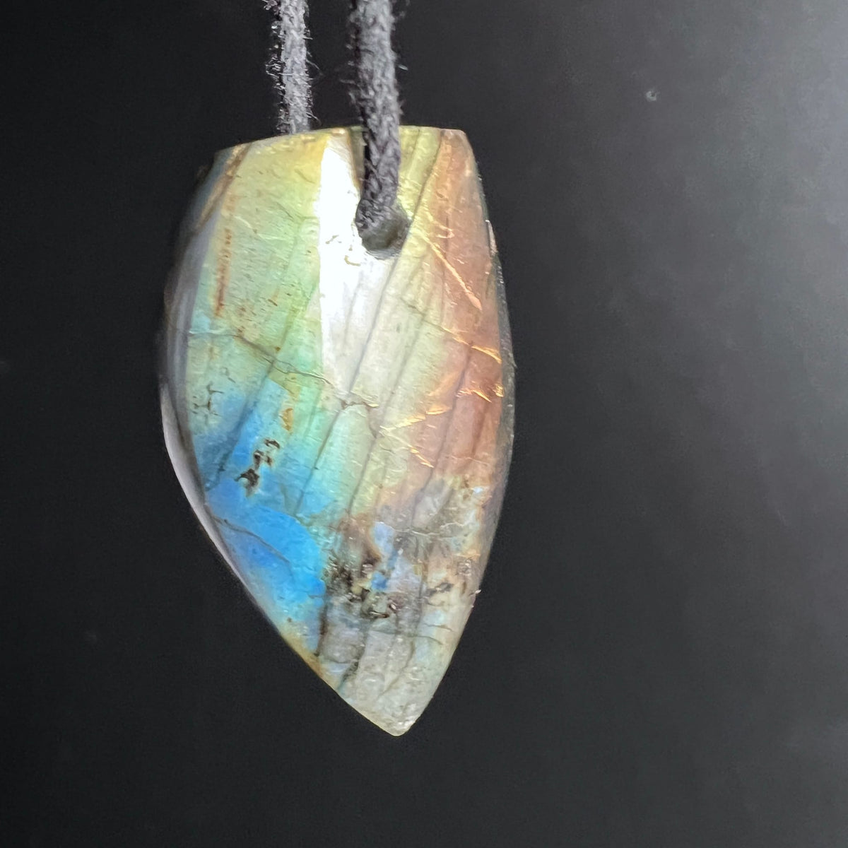 Labradorit Anhaenger schildfoermig, Flash in Gold-Rosa und Tuerkis-Blau, polierte Oberflaeche | Happy Minerals