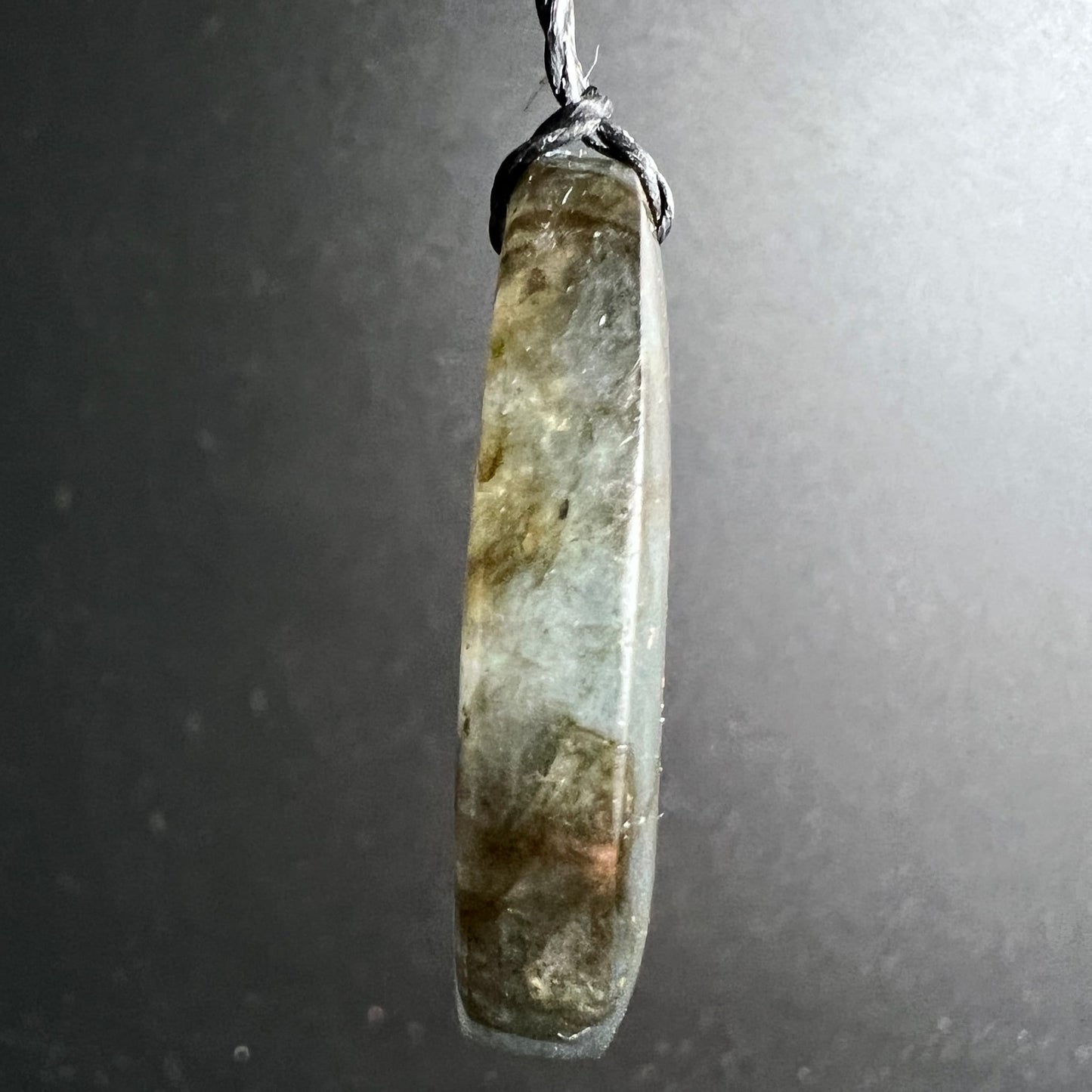 Labradorit Anhänger stabförmig, grau-blau mit goldbraunen Einschlüssen und matten Zonen, Kordelfassung | Happy Minerals