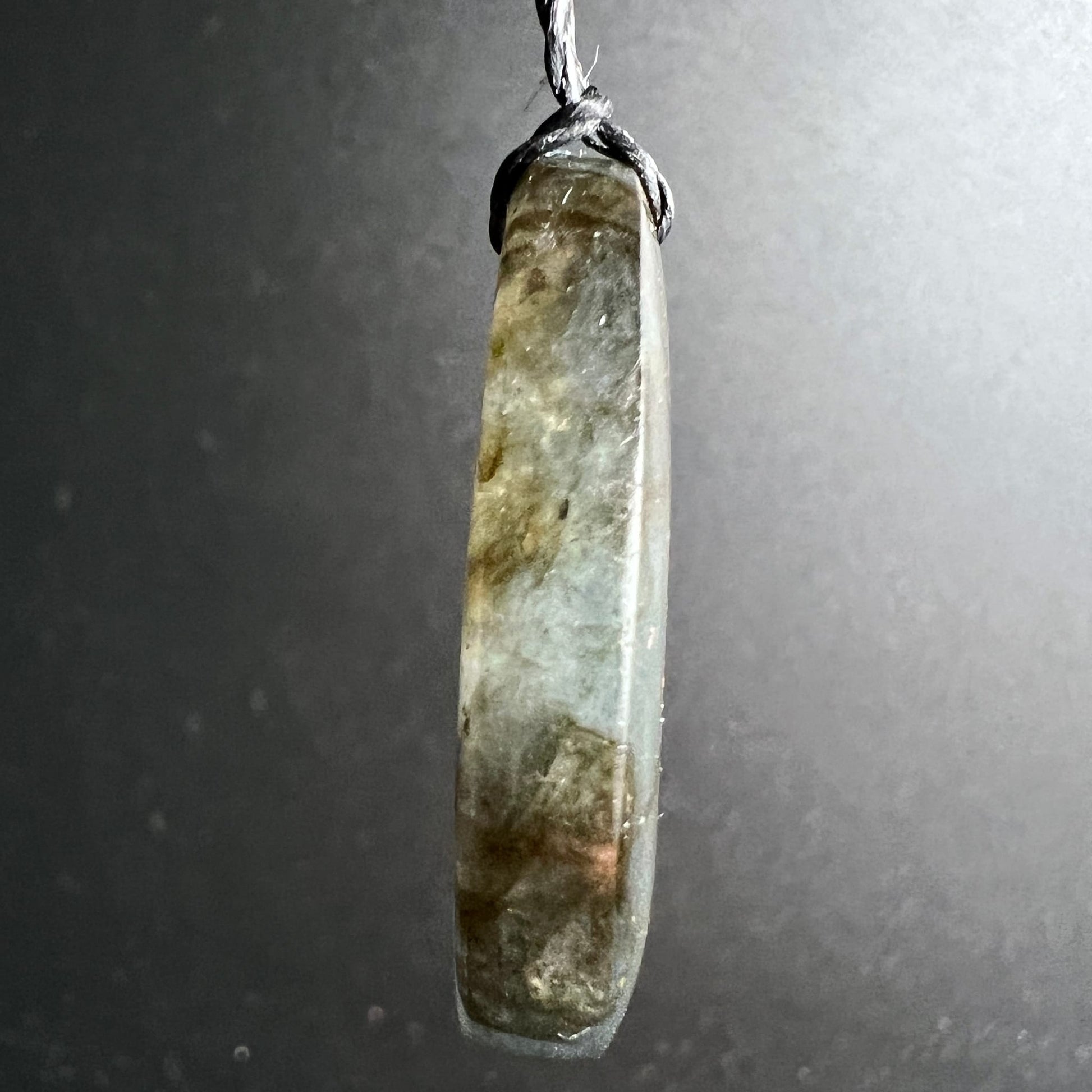 Labradorit Anhänger stabförmig, grau-blau mit goldbraunen Einschlüssen und matten Zonen, Kordelfassung | Happy Minerals