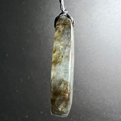 Labradorit Anhänger stabförmig, grau-blau mit goldbraunen Einschlüssen und matten Zonen, Kordelfassung | Happy Minerals