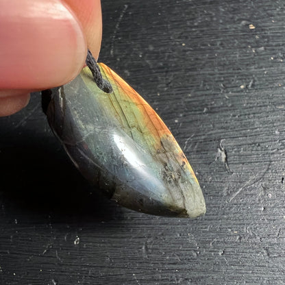 Labradorit Anhaenger tropfenfoermig, dunkelgrau mit orange-gruenem Flash am Rand und schwarzer Schnur | Happy Minerals