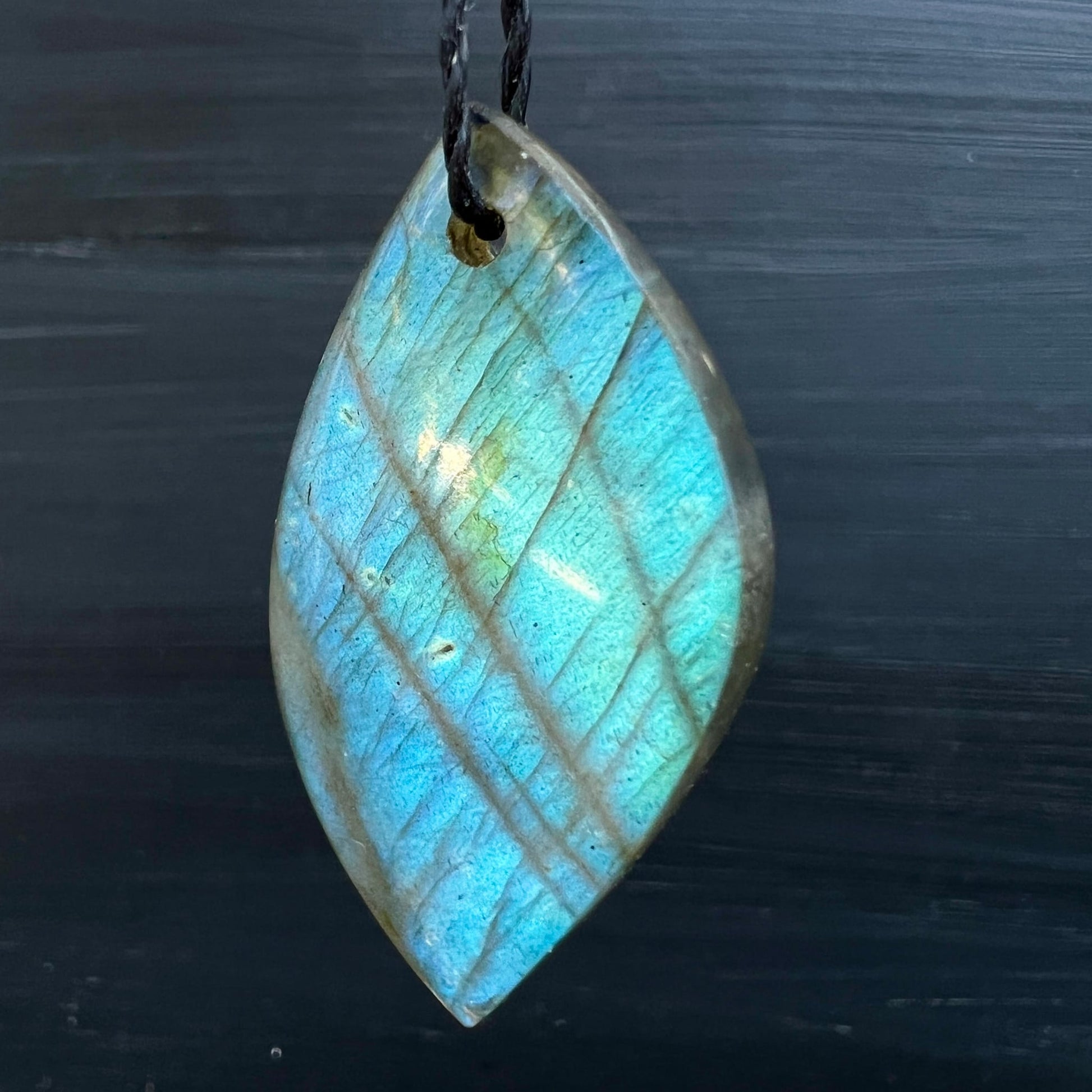 Labradorit Anhänger hängend | intensives Blau-Grün | Labradoreszenz | Blattform | dunkler Hintergrund | Happy Minerals