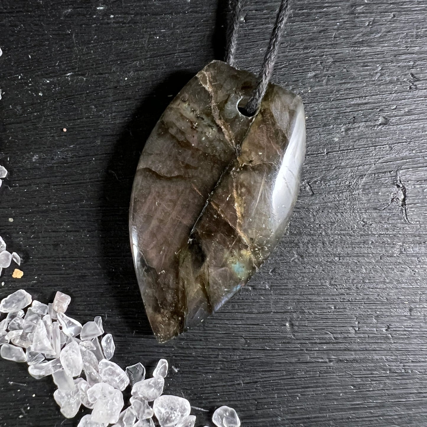 Labradorit Anhänger herzform-ähnlich, grau-braun mit türkis-blauem Flash, oranger Schimmer, poliert, Kordel | Happy Minerals
