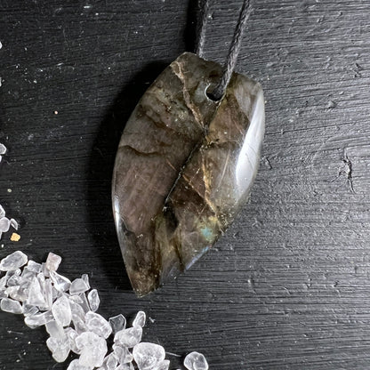 Labradorit Anhänger herzform-ähnlich, grau-braun mit türkis-blauem Flash, oranger Schimmer, poliert, Kordel | Happy Minerals