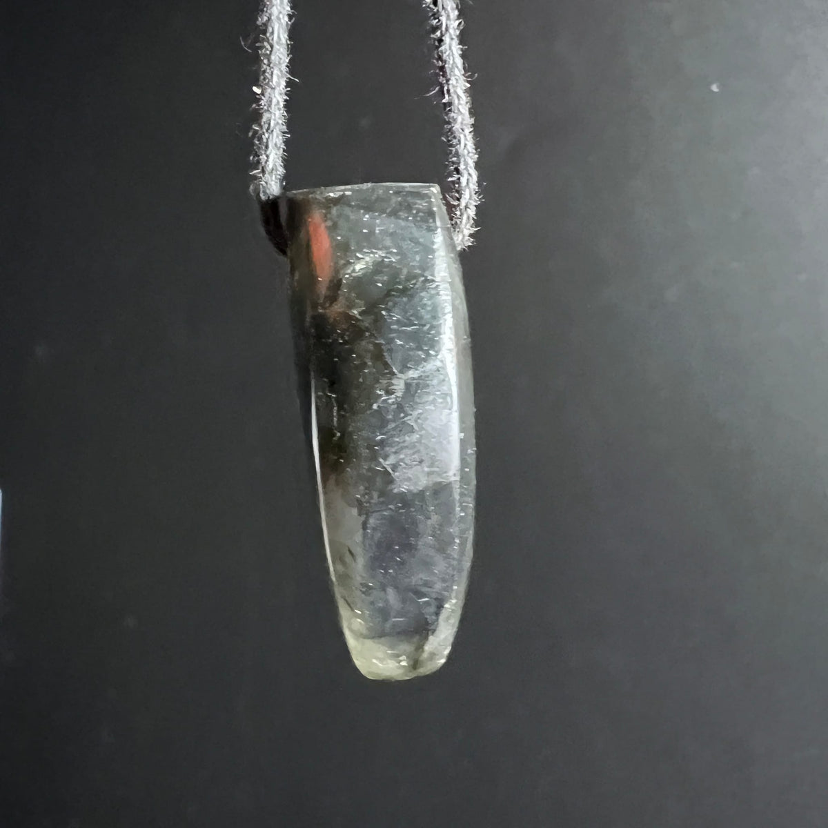 Labradorit Anhaenger laenglich poliert, graugruen mit silbrigem Schiller und orangem Lichtreflex | Happy Minerals