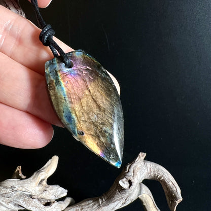 Labradorit Anhänger mit lila-orangefarbenem Schimmer und Sternenlicht-Effekt | Happy Minerals