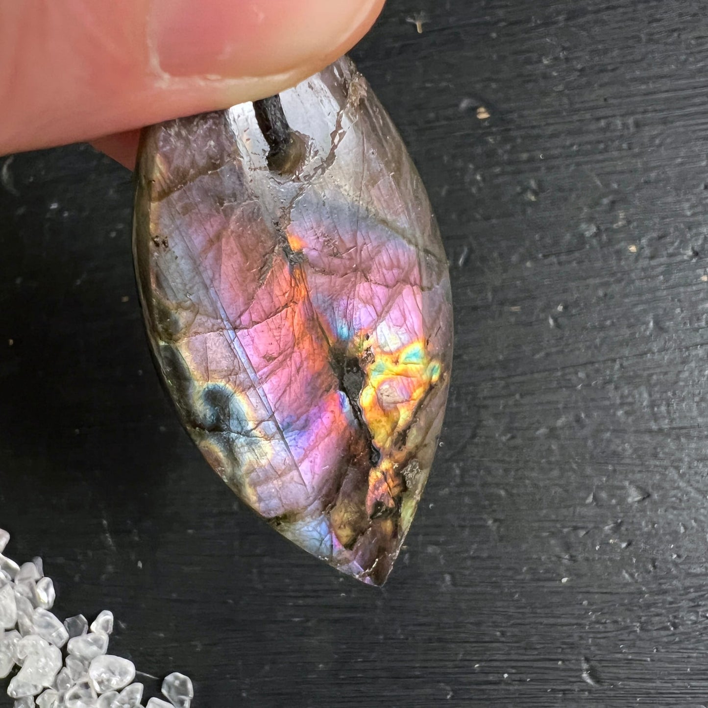 Labradorit Anhaenger Marquise-Form, violett-pink Grundton mit orange-goldenem Flash und tuerkis-blauen Reflexen, schwarz aderige Einschluesse | Happy Minerals