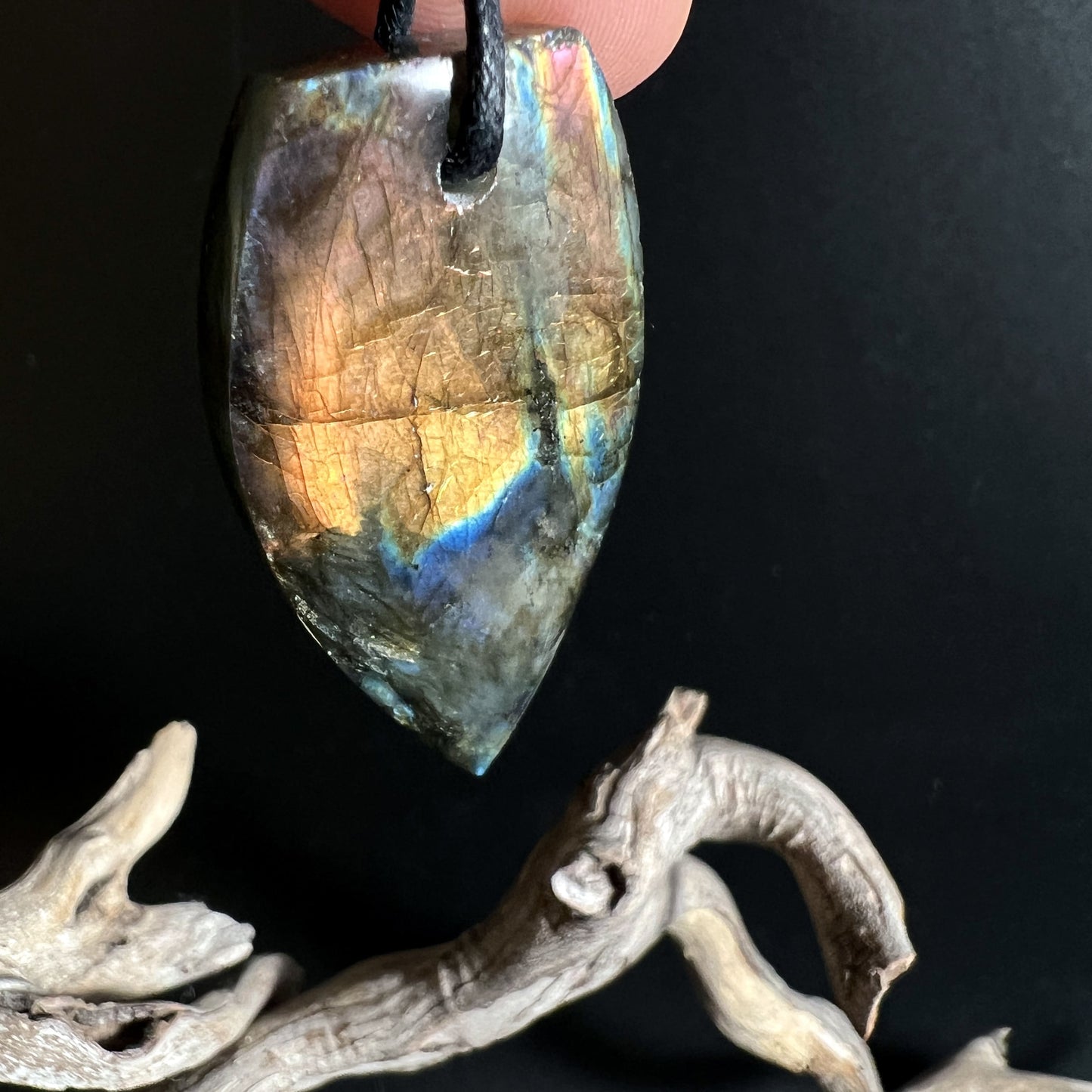 Labradorit Anhänger mit irisierendem Nordlicht-Schimmer, metallfrei | Happy Minerals