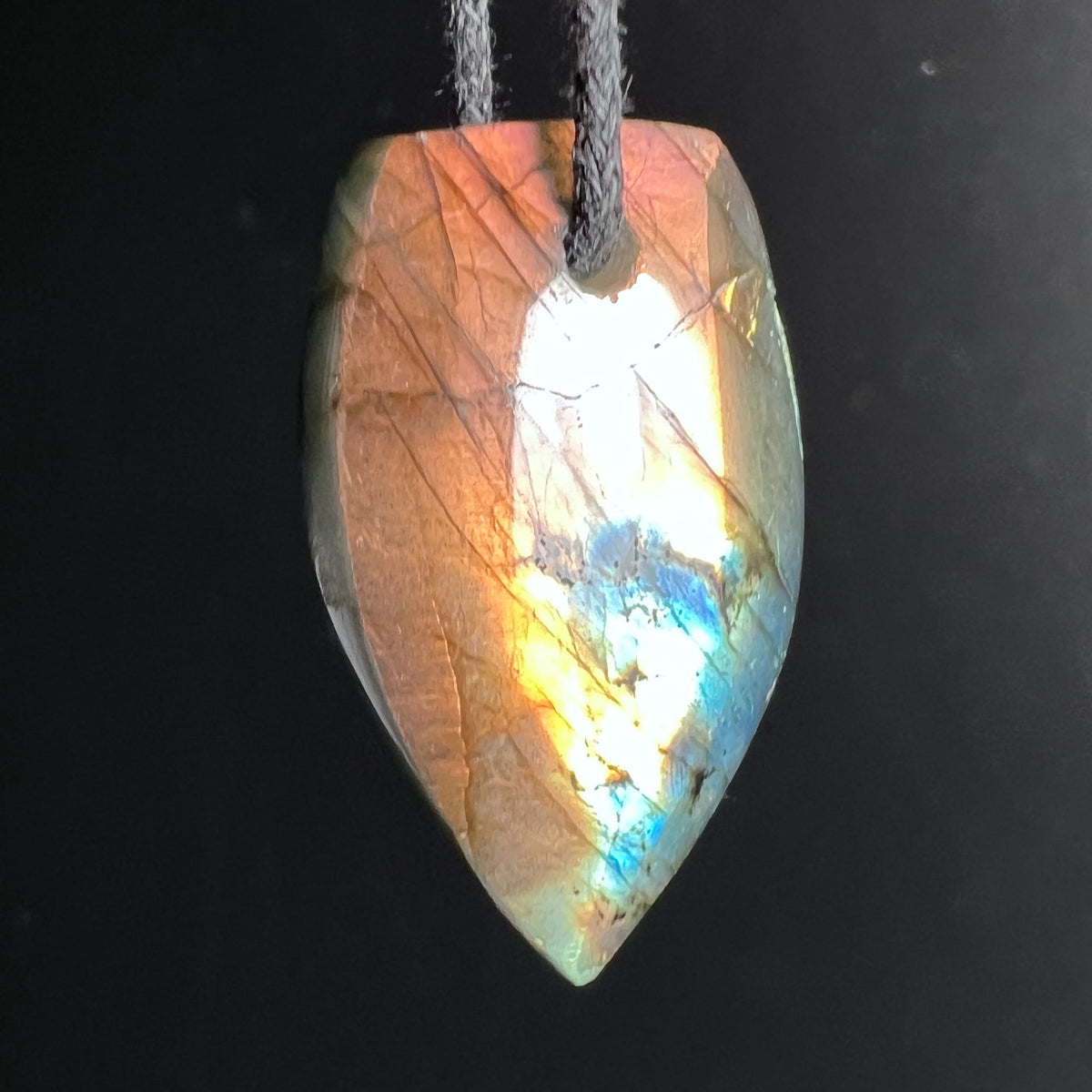 Labradorit Anhaenger Schildform mit orangem Flash und blau-goldenem Farbspiel, feine Risslinien | Happy Minerals
