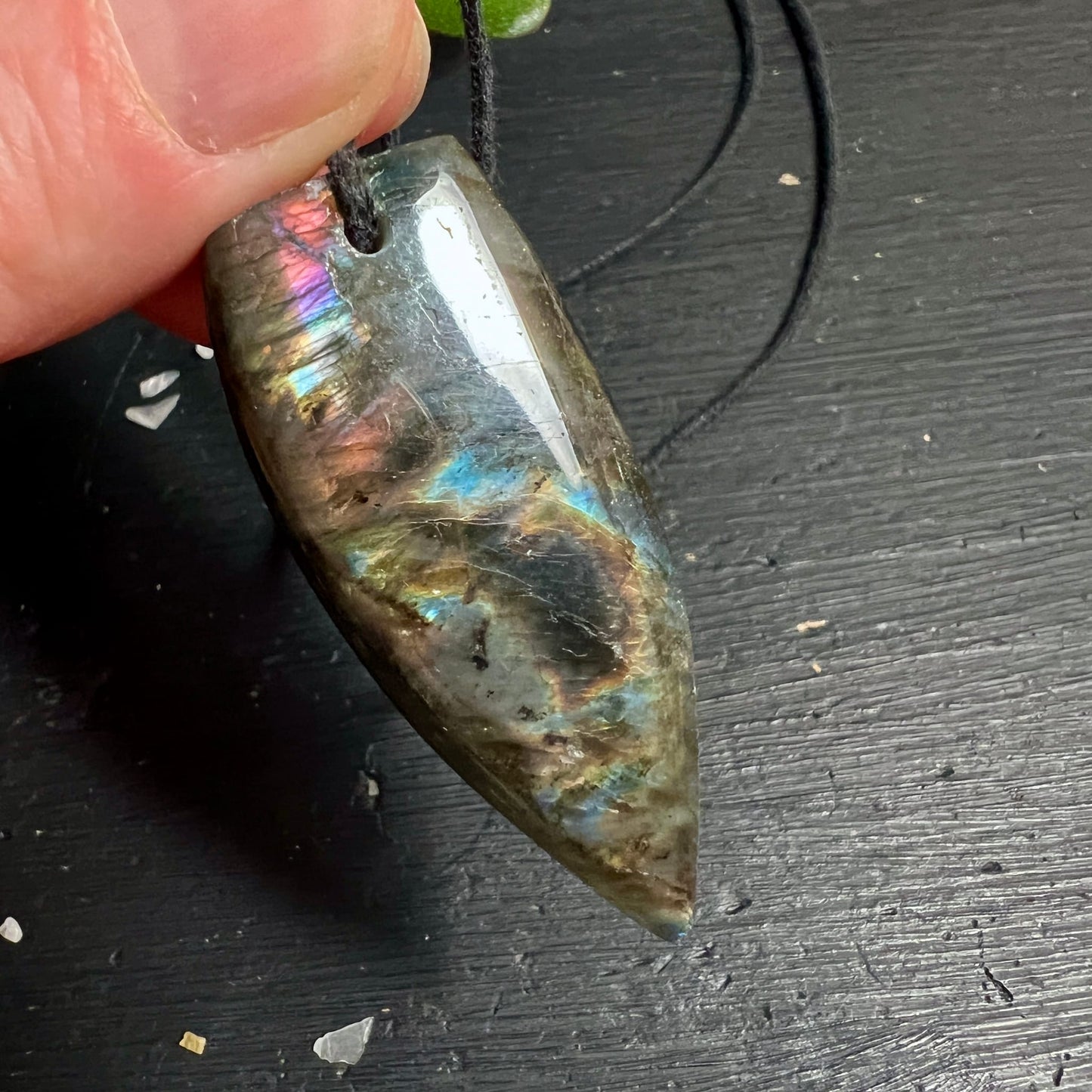 Labradorit Anhänger Zahnartige Form, orange-braune Basis mit violett-blauem Farbblitz oben, poliert | Happy Minerals