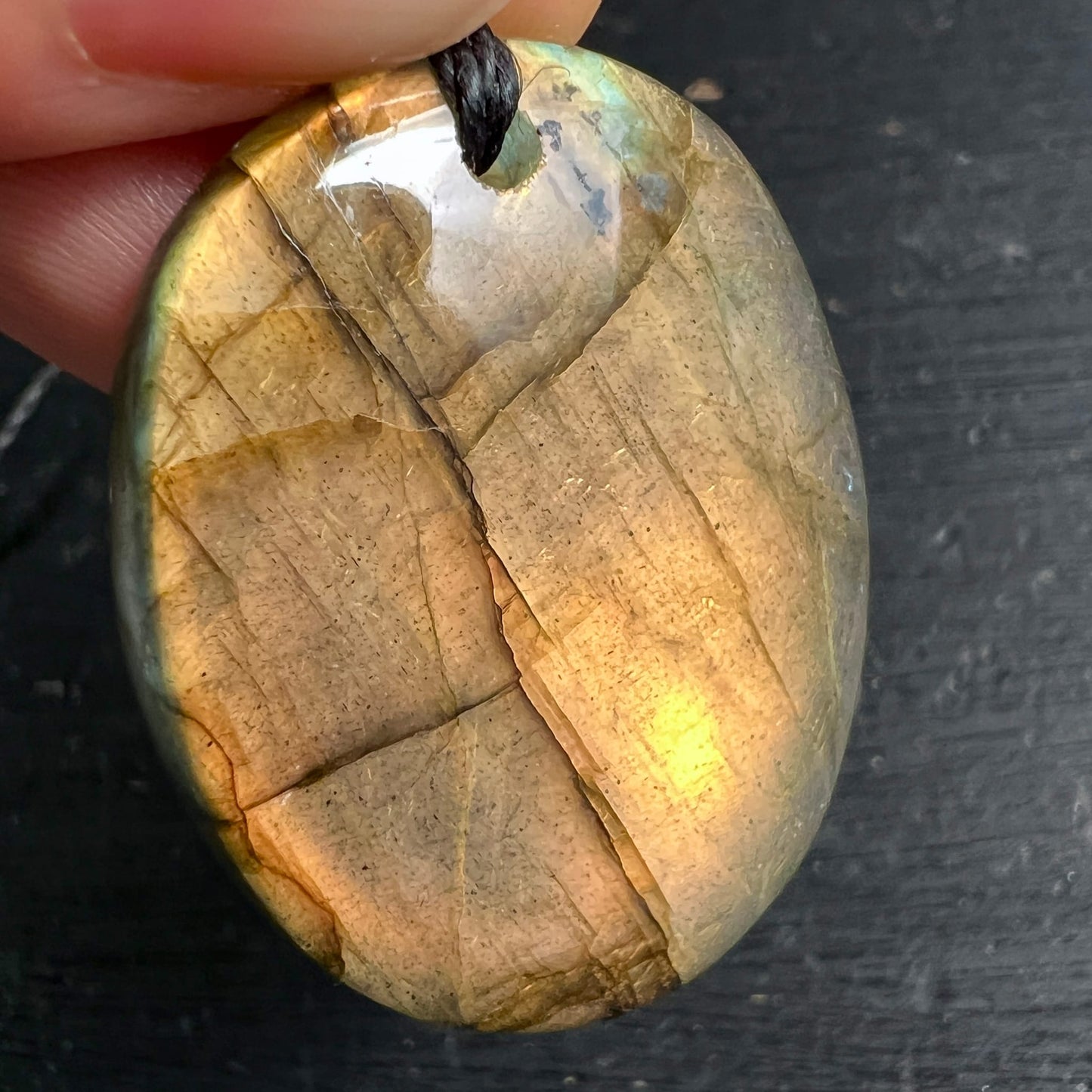 Labradorit Anhänger oval poliert, warmes Gold-Orange mit blau-grünem Labradoreszenz-Schimmer, Schichtmuster | Happy Minerals