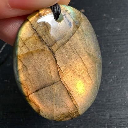 Labradorit Anhänger oval poliert, warmes Gold-Orange mit blau-grünem Labradoreszenz-Schimmer, Schichtmuster | Happy Minerals