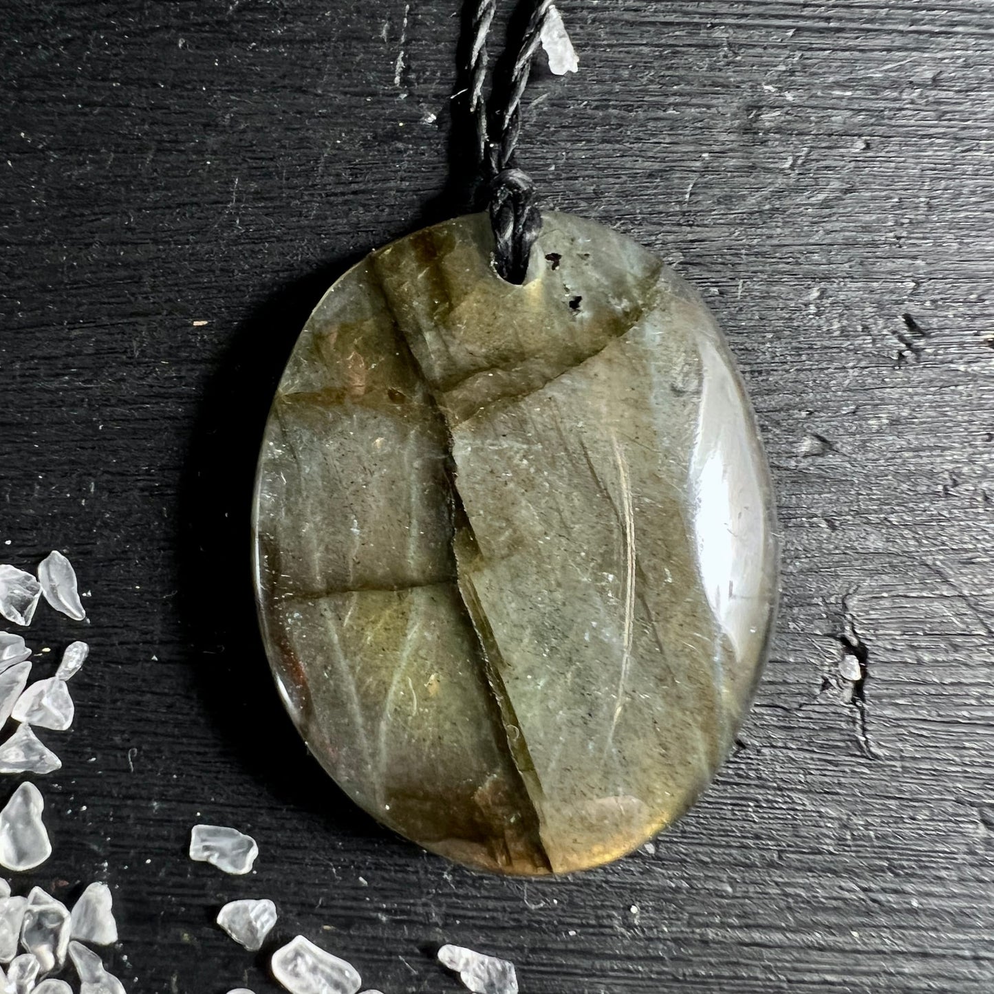 Labradorit Anhänger oval poliert, olivgrün-graugrün mit goldenen Schichten und markanter Spaltfläche in der Mitte | Happy Minerals
