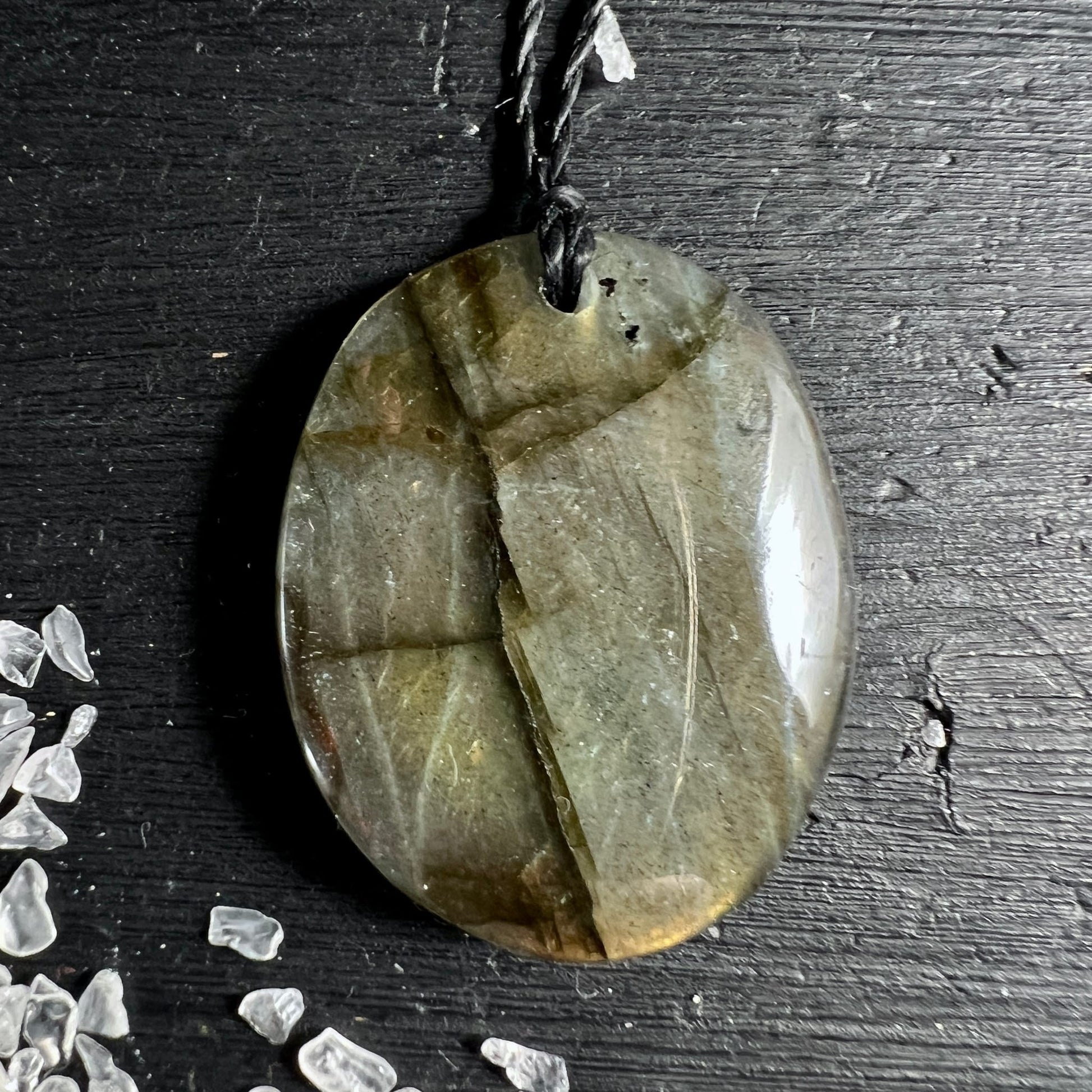 Labradorit Anhänger oval poliert, olivgrün-graugrün mit goldenen Schichten und markanter Spaltfläche in der Mitte | Happy Minerals