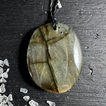 Labradorit Anhänger oval poliert, olivgrün-graugrün mit goldenen Schichten und markanter Spaltfläche in der Mitte | Happy Minerals